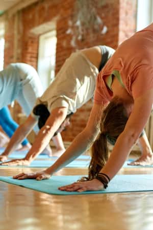 cours yoga entreprise bienfaits avantages cohesion esprit equipe 7 300x450px
