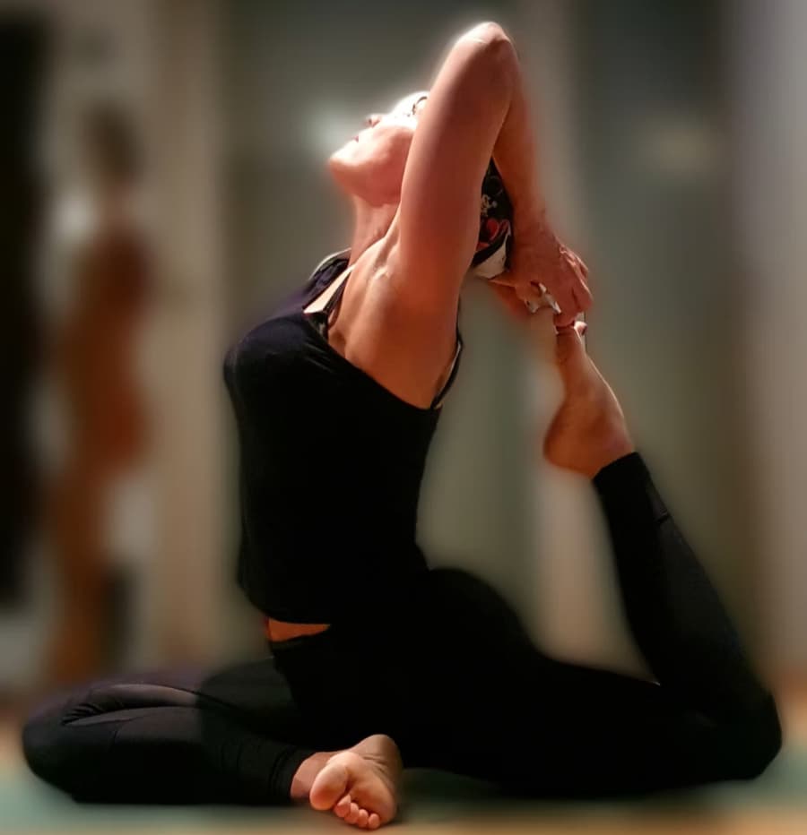 yoga auch cours femme hormones 900x932